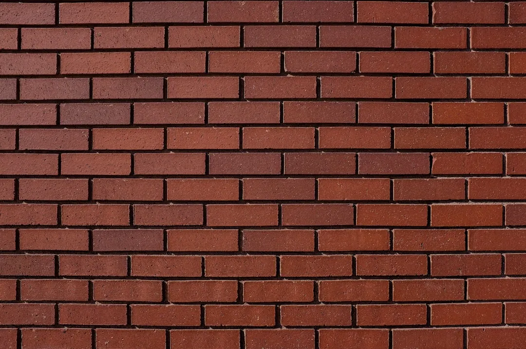 Jak usunąć starą farbę ze ścian? 5 Skutecznych i Szybkich Metod