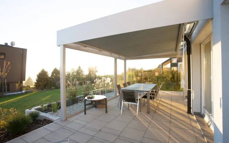 5 najlepszych roślin pnących na balkon południowy – wytrzymałe na słońce i upały