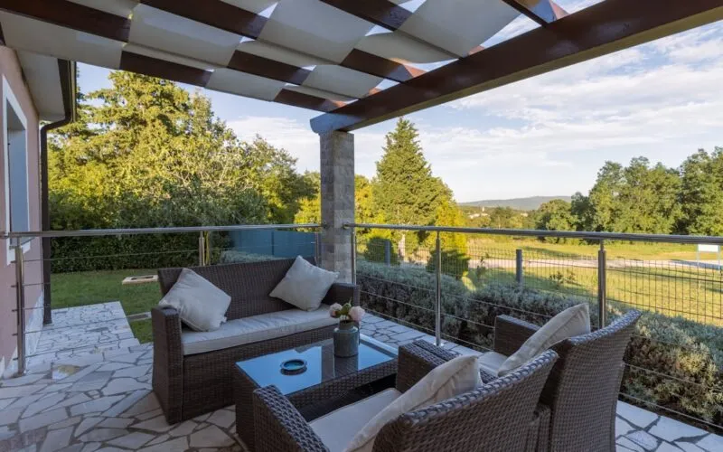 Jak urządzić balkon w stylu śródziemnomorskim – 10 roślin i dodatków, które przeniosą Cię do Italii