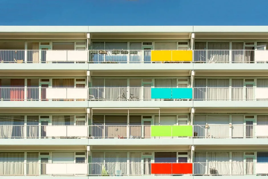 Jak osłonić balkon przed wiatrem i wzrokiem sąsiadów? 7 praktycznych rozwiązań