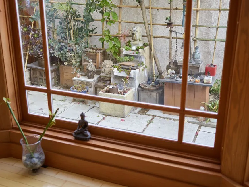 Stwórz japoński balkon zen w 2026-10 zasad i roślin