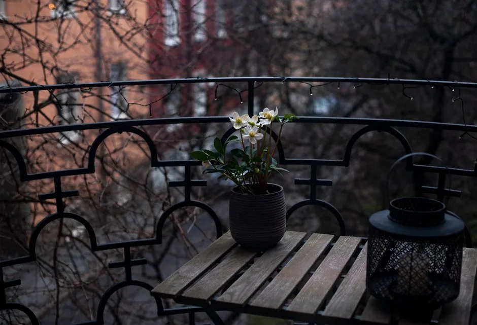 Skandynawski balkon krok po kroku - 10 minimalistycznych pomysłów