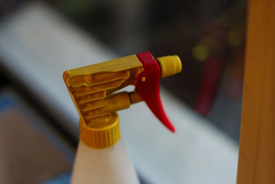 Jaką farbą pomalować plastik? Kompletny poradnik 2025