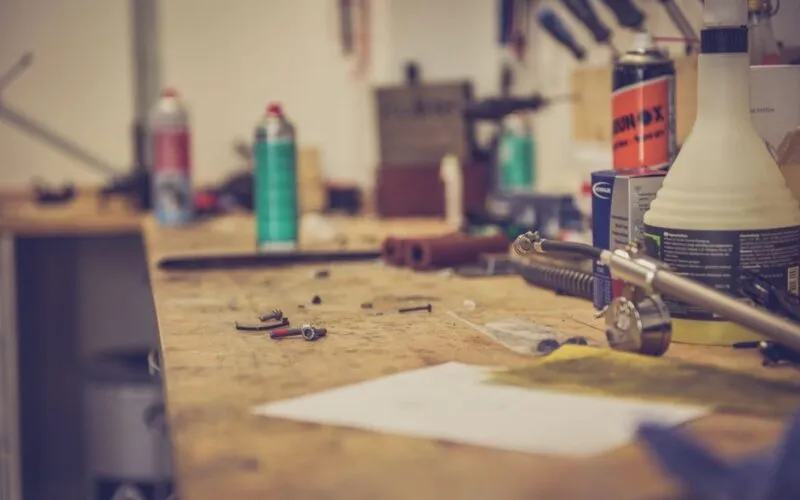 Jak zrobić biurko z blatu? Kompletny poradnik DIY w 5 krokach