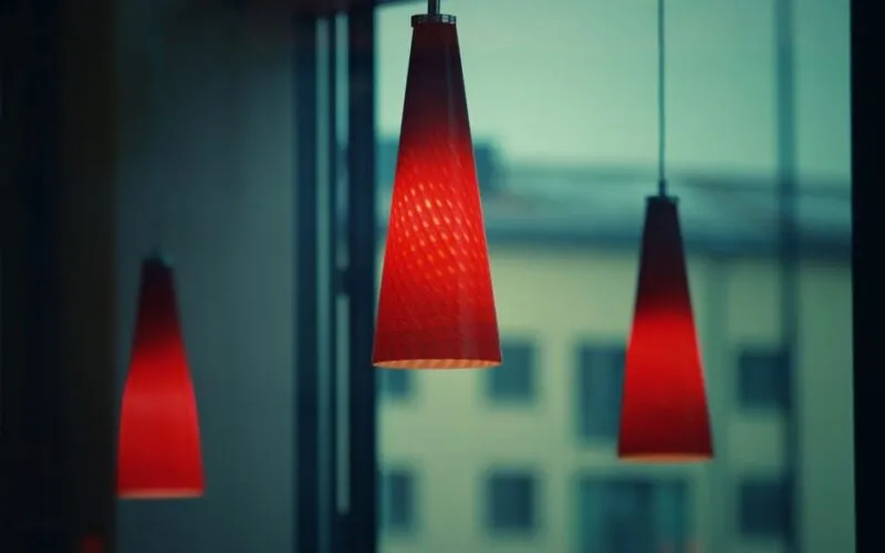 Jaka lampa do salonu nad stół – poradnik wyboru wysokości i mocy oświetlenia