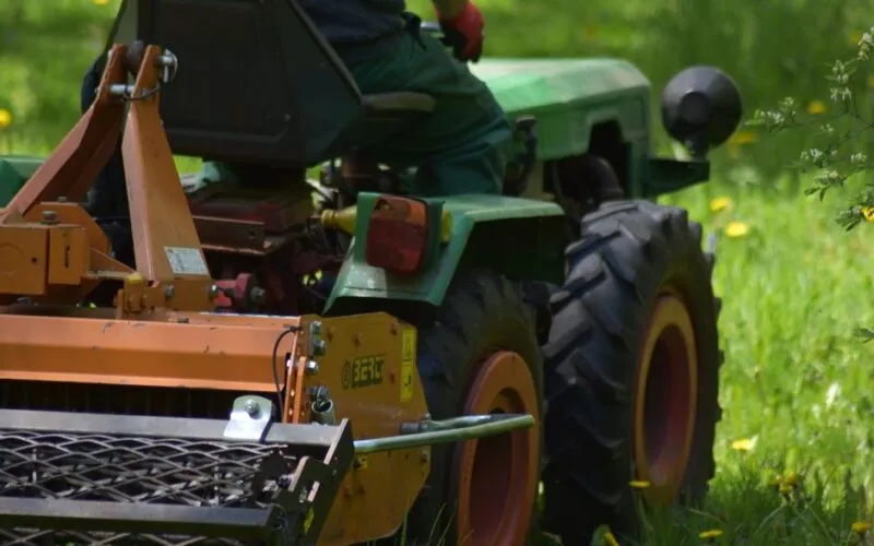 Traktor czy robot koszący 2026? Wybierz do dużego ogrodu