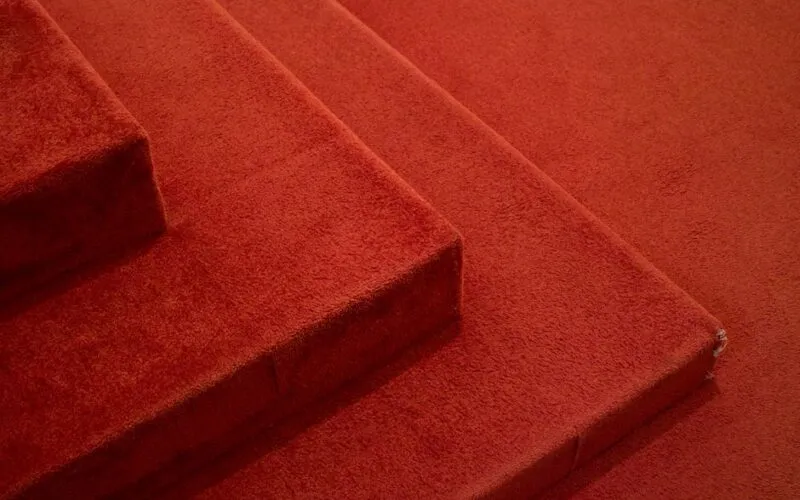 Jak usunąć klej z wykładziny? 5 Sprawdzonych Metod w 10 Minut