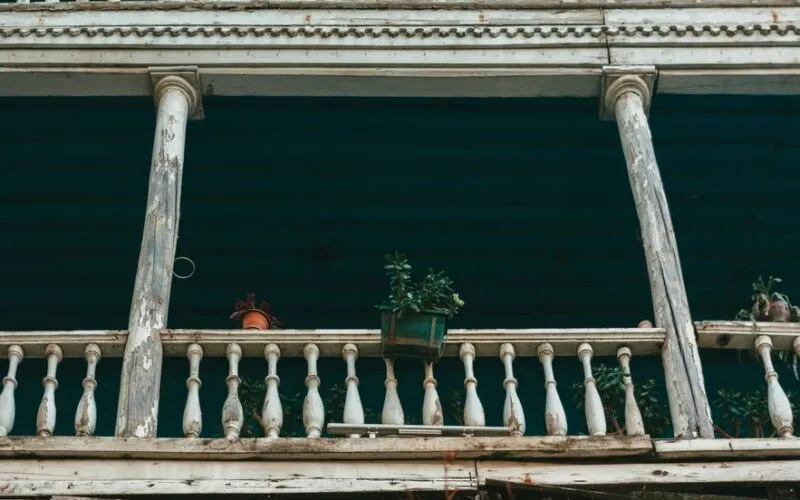 Jak urządzić balkon w stylu rustykalnym – 10 pomysłów na wiejski klimat z drewnem i kwiatami
