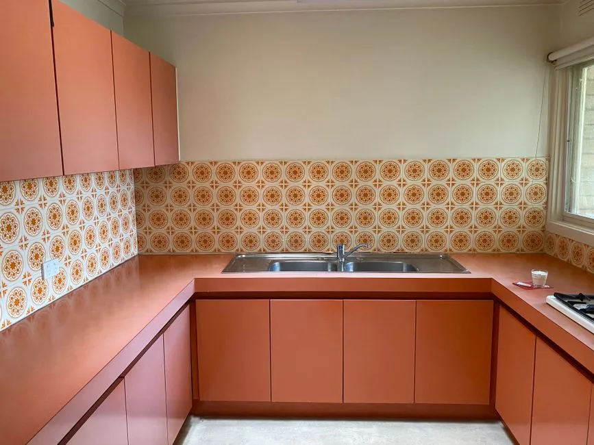 Jak urządzić funkcjonalną kuchnię w stylu retro? 10 pomysłów na meble i dodatki