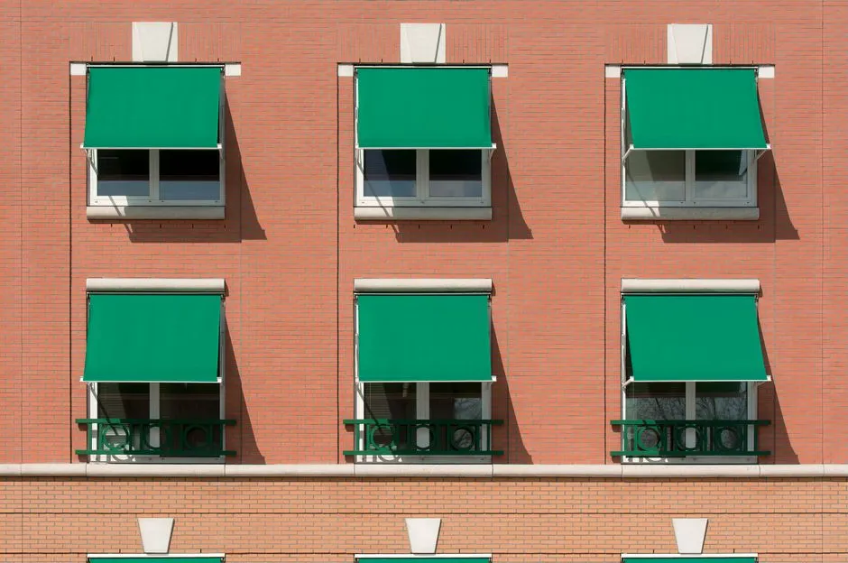 Jak wybrać idealną markizę na balkon – porównanie typów, materiałów i mechanizmów