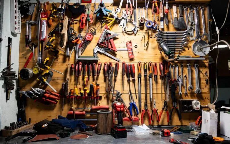 Jak zbudować domek narzędziowy w ogrodzie krok po kroku – poradnik DIY