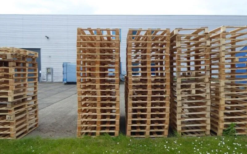 Jak zrobić podwyższoną grządkę na balkonie z palet – poradnik DIY krok po kroku