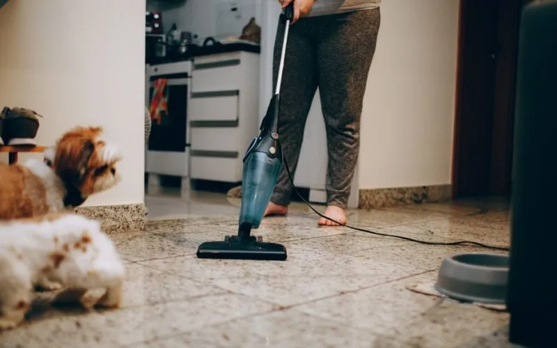 Jak pozbyć się kleju po etykietach? 5 Sprawdzonych Domowych Sposobów