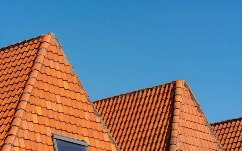 Jaką farbą pomalować dach z blachy ocynkowanej? Kompletny poradnik 2025
