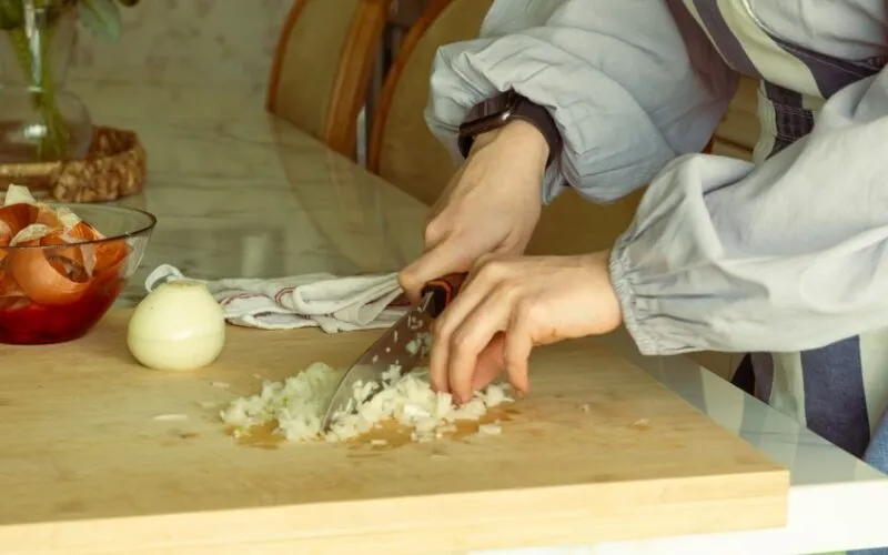 Jak zrobić domowy nawóz do roślin balkonowych z kuchennych odpadków? 5 przepisów
