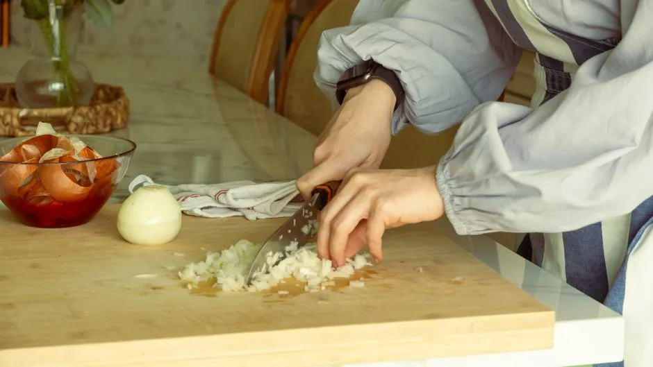 Jak zrobić domowy nawóz do roślin balkonowych z kuchennych odpadków? 5 przepisów