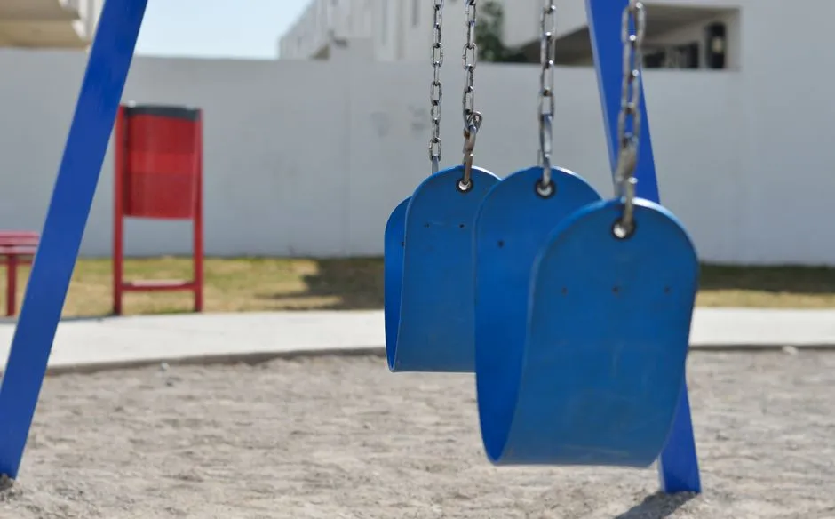 Jaki stelaż pod huśtawkę ogrodową wybrać? Poradnik bezpiecznego montażu na tarasie