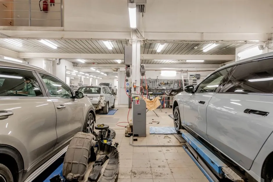 Jakim klejem skleić miskę olejową aluminiową? Sprawdzone metody
