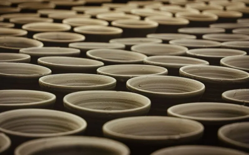 Jaką farbą pomalować doniczkę ceramiczną? 5 Sprawdzonych Typów
