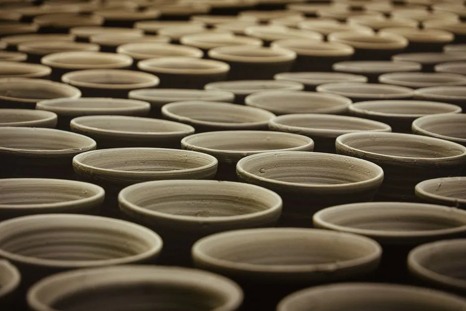 Jaką farbą pomalować doniczkę ceramiczną? 5 Sprawdzonych Typów