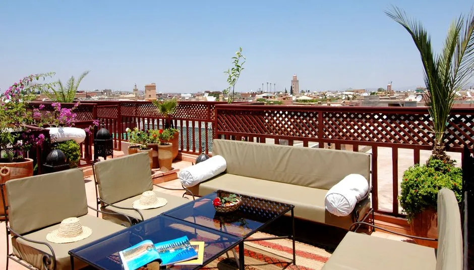 Jak urządzić balkon w stylu leśnym – 10 roślin i trików do stworzenia naturalnego mikroklimatu