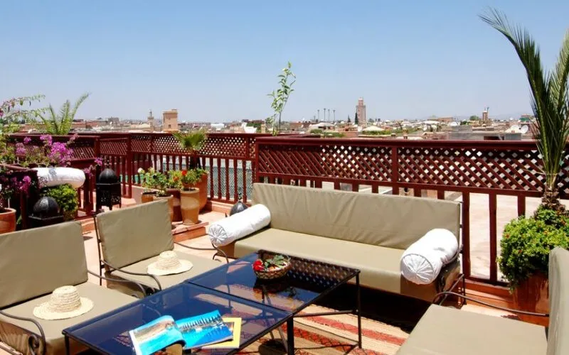 Jak urządzić mały balkon w bloku? 7 trików na funkcjonalną i stylową przestrzeń