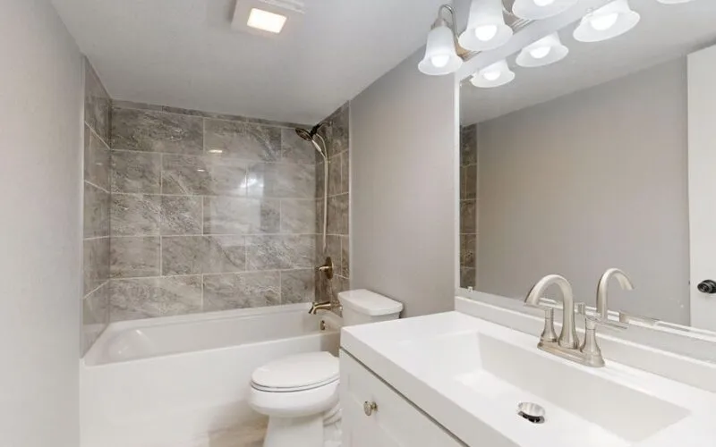 Jaki kolor płytek do małej łazienki? 7 trików na optyczne powiększenie