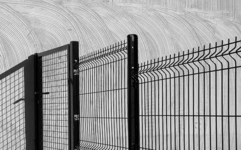 Jaką farbą pomalować betonowy płot? Sprawdzone sposoby na trwały efekt