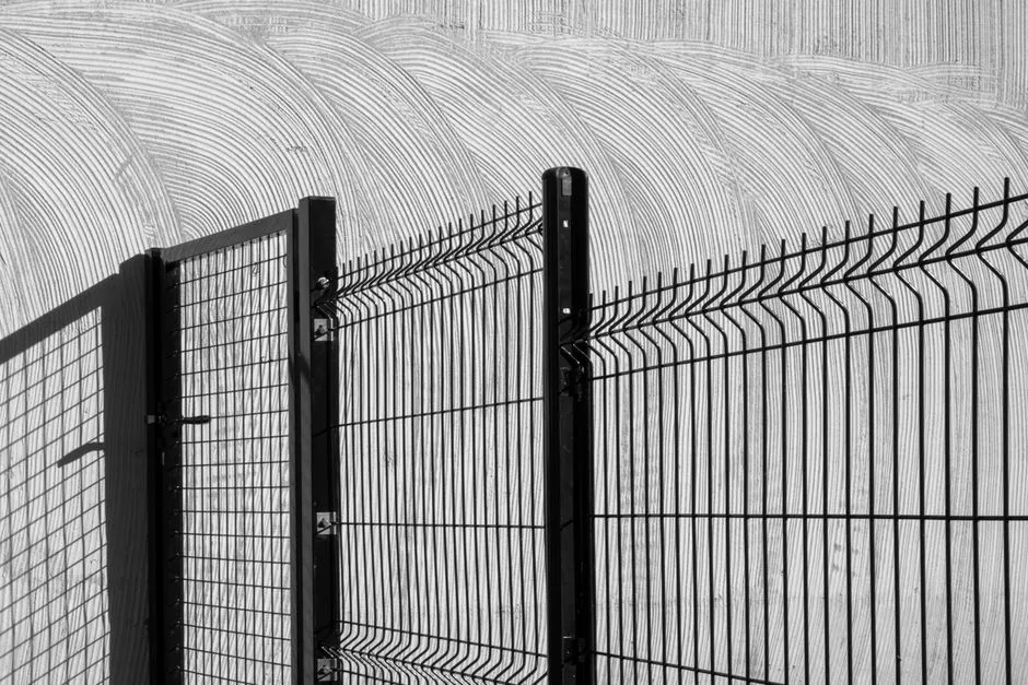 Jaką farbą pomalować betonowy płot? Sprawdzone sposoby na trwały efekt