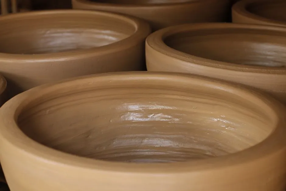 Jak wybrać idealną donicę ceramiczną na balkon – poradnik mrozoodporności i drenażu