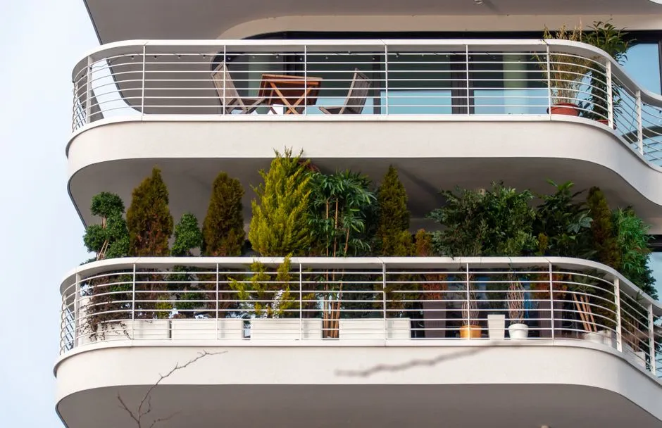 Balkon nowoczesny i minimalistyczny - 10 materiałów i pomysłów