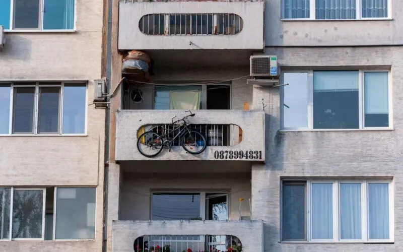 Jak przechowywać ziemię i narzędzia ogrodowe na balkonie przez zimę? 5 sprytnych rozwiązań