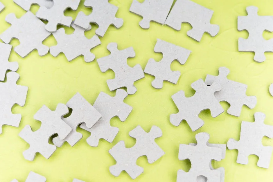 Jak kleić puzzle? Kompletny poradnik krok po kroku do powieszenia na ścianie