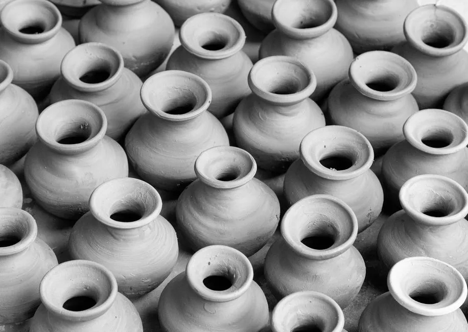 Jak wybrać idealne donice ceramiczne na balkon – poradnik rozmiarów, mrozoodporności i drenażu