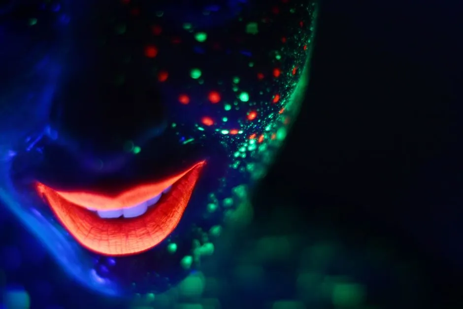 Farba Fluorescencyjna: Jak Długo Świeci? Kompletny Przewodnik