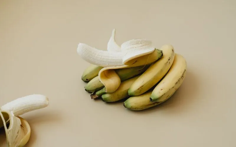 Jak zrobić domowy nawóz do roślin balkonowych z bananów i fusów po kawie?