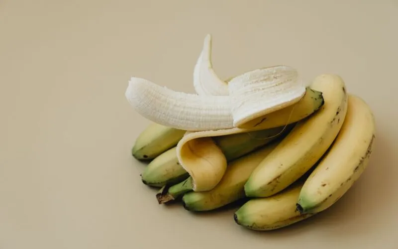Jak zrobić domowy nawóz z bananów dla roślin balkonowych? 3 sprawdzone przepisy