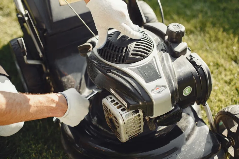 Jak wybrać idealną kosiarkę do dużego ogrodu? Porównanie robotów, traktorów i kosiarek spalinowych