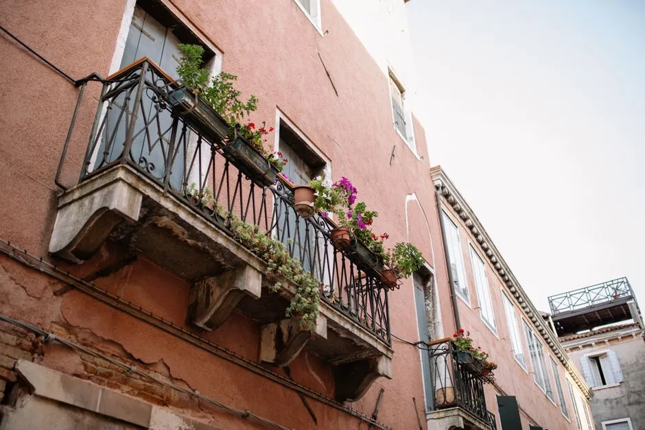 Jak urządzić balkon w stylu angielskim - 10 kwiatów i dodatków do romantycznego zakątka