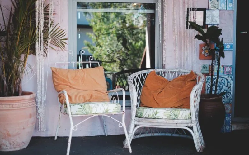 Jak urządzić balkon w stylu boho – 7 pomysłów na naturalną oazę spokoju