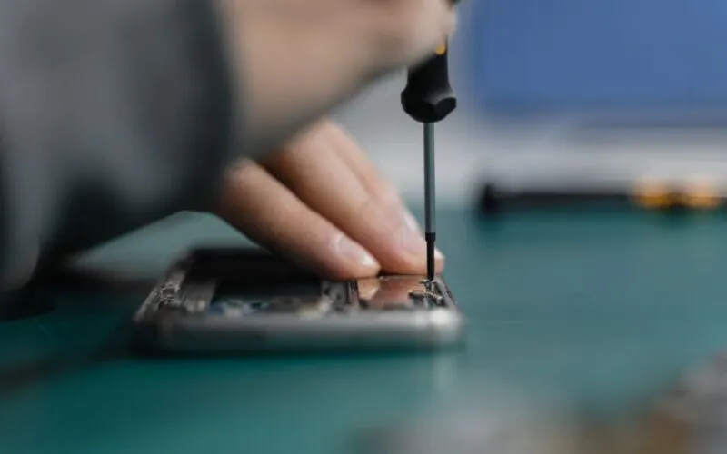 Jaki klej do telefonu wybrać? Kompletny poradnik naprawy
