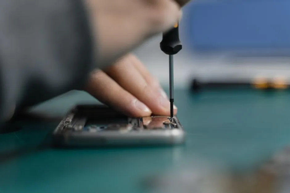 Jaki klej do telefonu wybrać? Kompletny poradnik naprawy