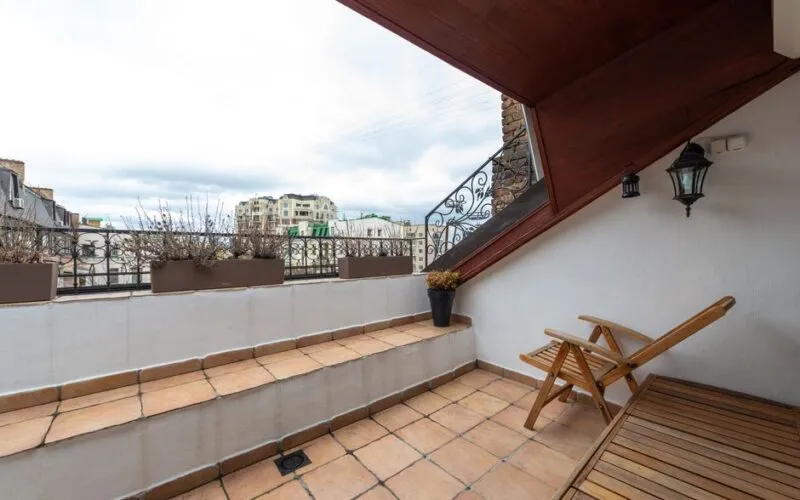 Jak wybrać idealną markizę na balkon? Porównanie typów i funkcji