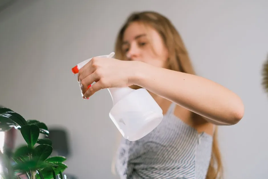 Naturalne opryski na mszyce i przędziorki - 7 domowych przepisów, które ochronią Twój balkon bez chemii