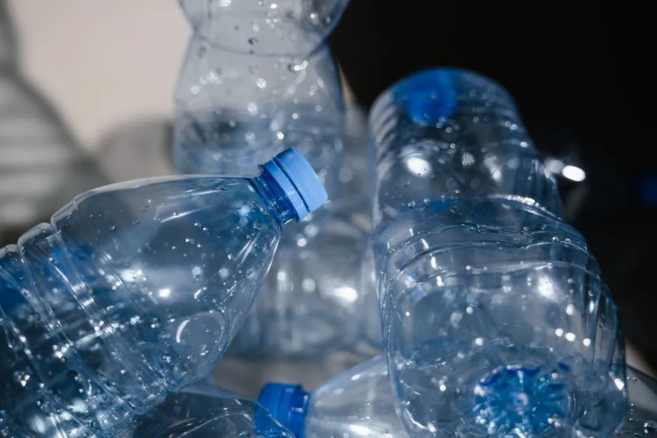 Nawadnianie kropelkowe na balkonie z butelek PET – 5 sprytnych systemów DIY
