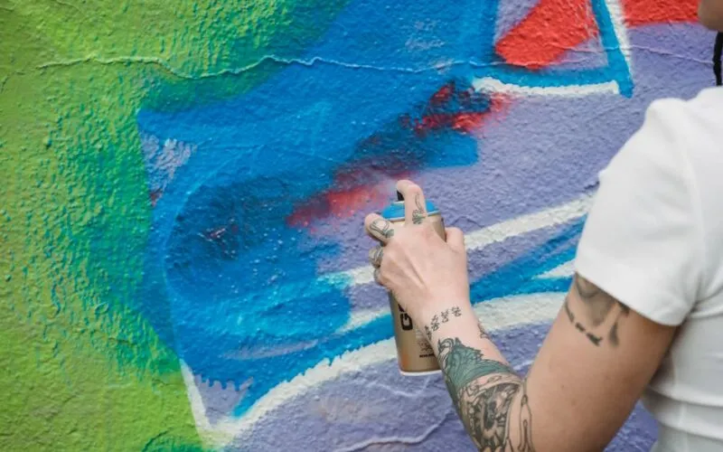 Jak Malować Farbą w Sprayu? Kompletny Poradnik Bez Zacieków