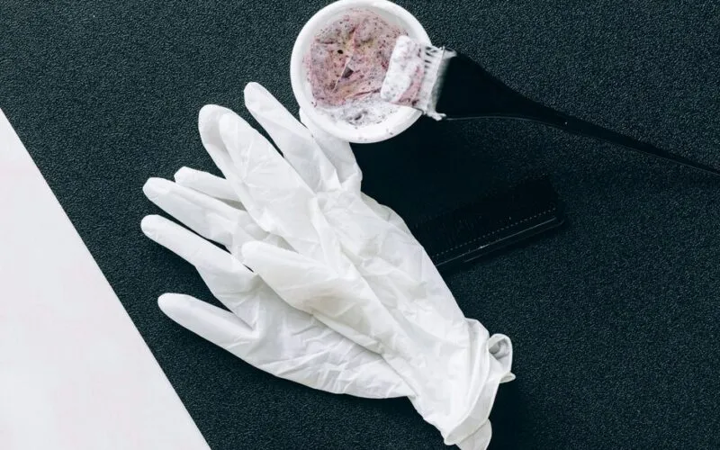 Jak rozjaśnić włosy farbą? 5 Skutecznych Metod Bez Wizyty u Fryzjera