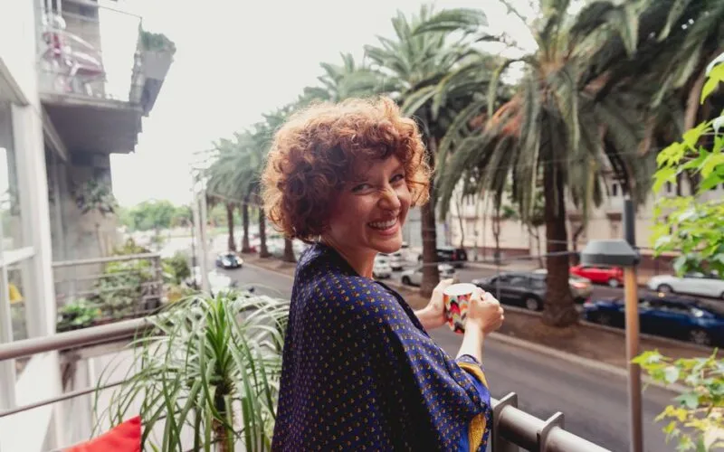 Jak urządzić mały balkon w stylu boho – 10 roślin i dodatków do naturalnej oazy
