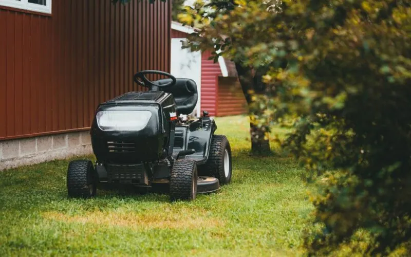 7 najlepszych kosiarek do małego ogrodu – ranking i poradnik