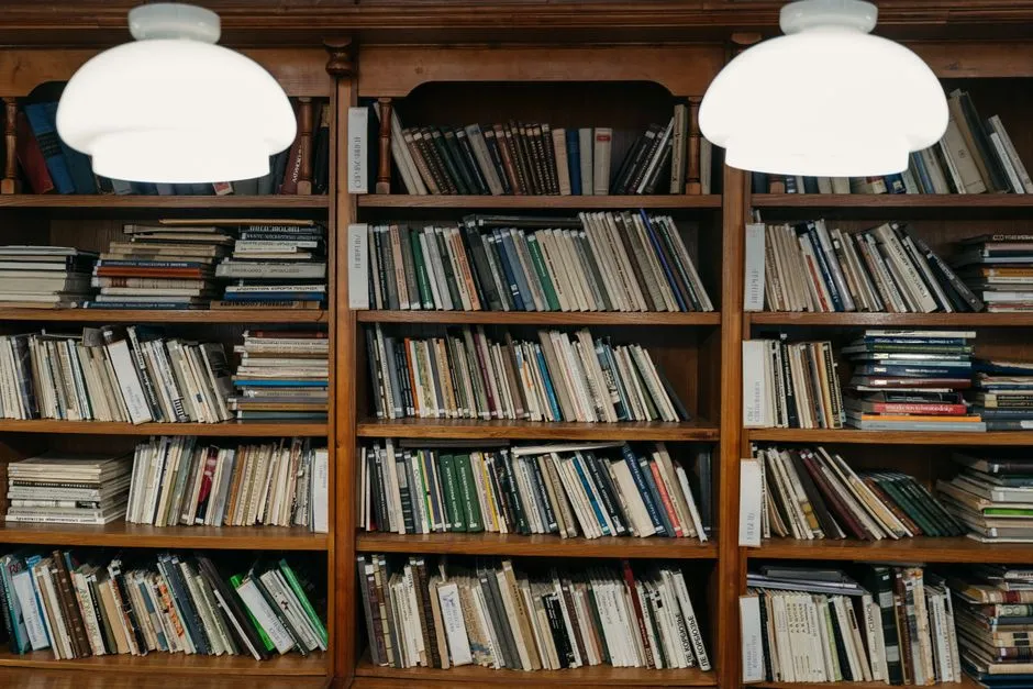 Jak urządzić domową biblioteczkę w małym mieszkaniu – 10 sprytnych rozwiązań na regały i półki